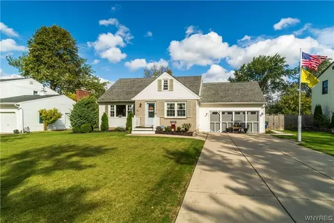 95 Colonial Dr, Grand Island, NY 14072