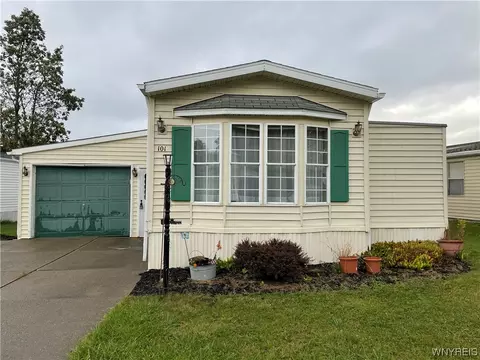 101 S Eaglecrest Dr, Hamburg, NY 14075