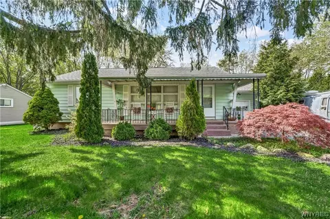 892 The Circle Dr, Lewiston, NY 14092