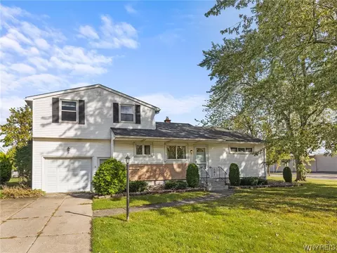 5 Coronation Dr, Amherst, NY 14226