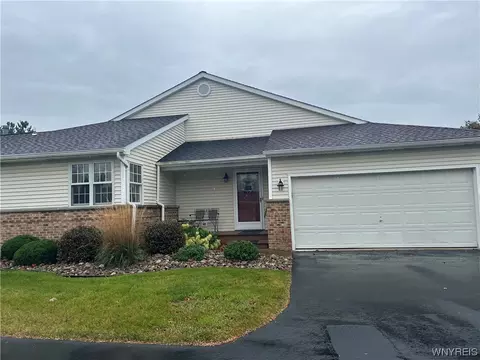 136 Southwick Dr, Orchard Park, NY 14127