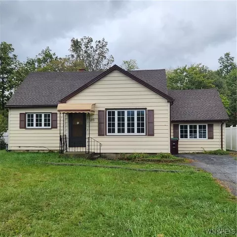 102 Iroquois Dr, Orchard Park, NY 14127