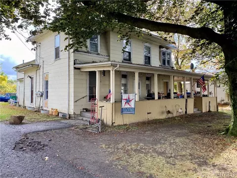 92 Lake St, Le Roy, NY 14482