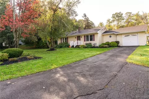 17 Greenmeadow Dr, Orchard Park, NY 14127