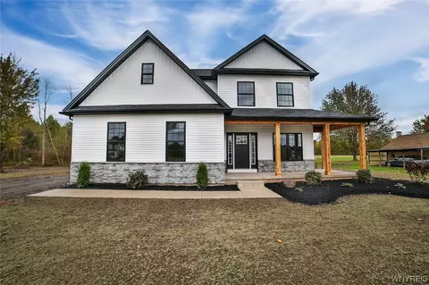 5260 Oakwood Dr, Pendleton, NY 14120
