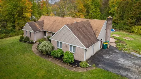 7308 Woodland Dr, Hamburg, NY 14075