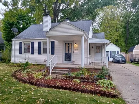 8342 Laughlin Dr, Niagara Falls, NY 14304