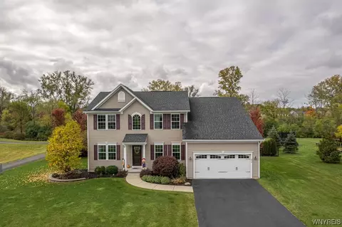 71 Hilltowne Dr, Orchard Park, NY 14127