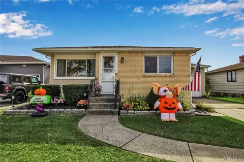 29 Poinciana Pkwy, Cheektowaga, NY 14225