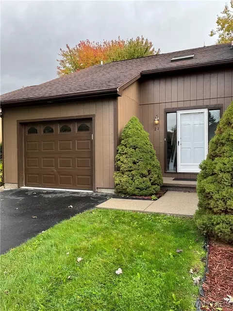 21 Robin Rd, Amherst, NY 14228