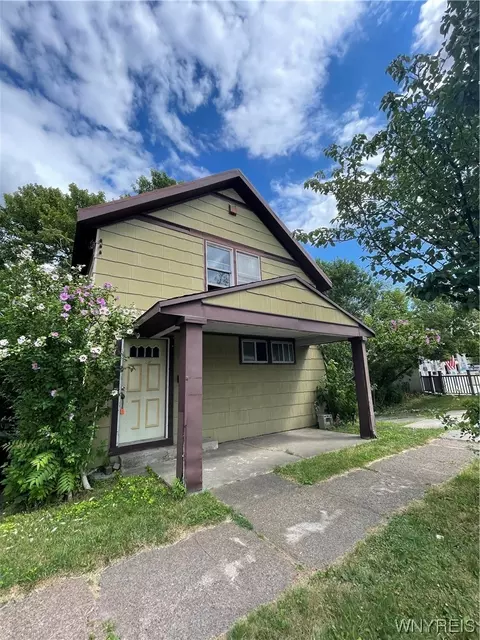 511 Cayuga Dr, Niagara Falls, NY 14304