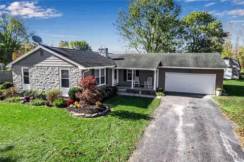 6912 Creekview Dr, Pendleton, NY 14094
