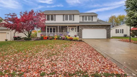 27 Southpoint Dr, Lancaster, NY 14086