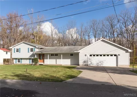 20 Manor Ln, Royalton, NY 14105