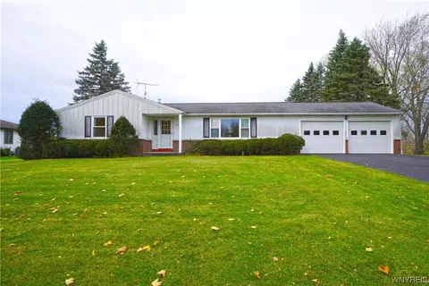 26 Bittersweet Ln, Orchard Park, NY 14127