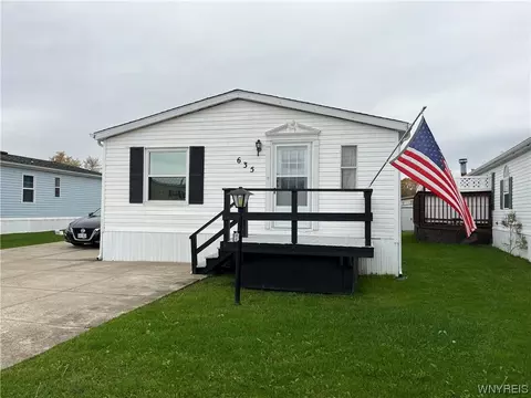 635 Birchwood Dr, Lockport, NY 14094