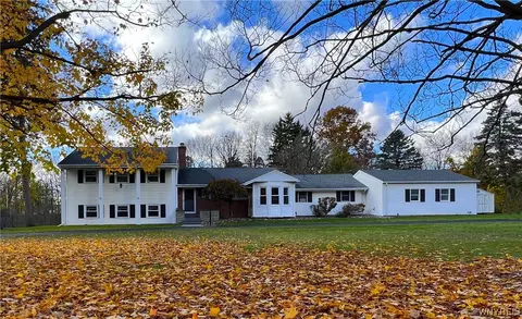 4852 Pineledge Dr E, Clarence, NY 14031