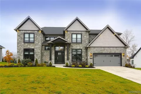 5332 Glenview Dr, Clarence, NY 14031