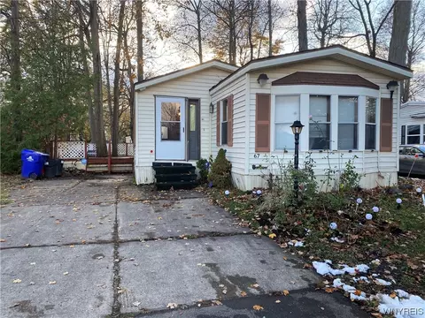 67 S Whispering Ln, Hamburg, NY 14075