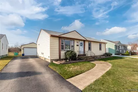 4357 E Frontier Dr, Buffalo, NY 14219 photo 2