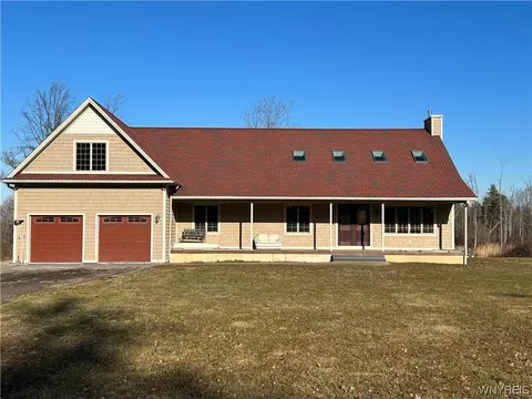 900 Sturgeon Point Rd, Evans, NY 14047