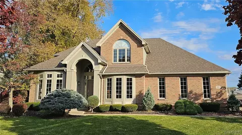 10 Belmore Ct, Amherst, NY 14228
