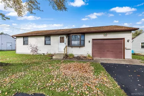 4300 Isherwood Dr, Niagara, NY 14305
