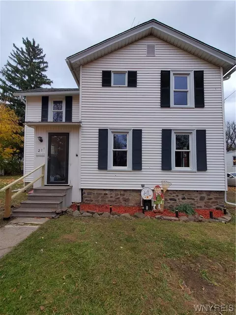 21 Church St, Royalton, NY 14105