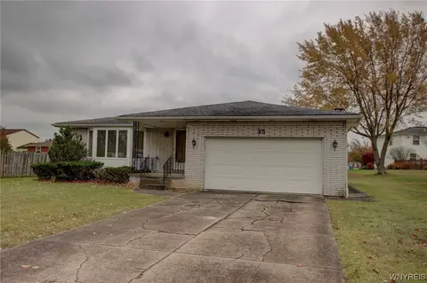 35 Chapel Ln, West Seneca, NY 14224