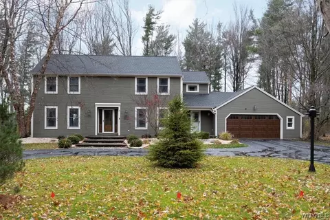 8 Knob Hill Rd, Orchard Park, NY 14127