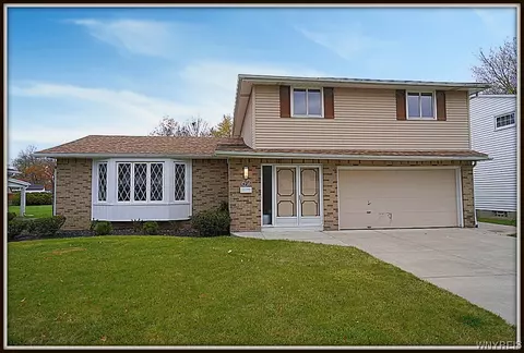 62 Rockdale Dr, Amherst, NY 14228