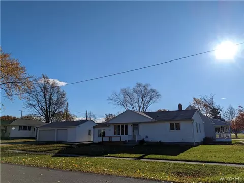 5003 Clifton Pkwy, Hamburg, NY 14075