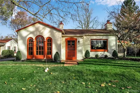138 Monroe Dr, Amherst, NY 14221
