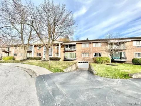 21 Park Lane Ct, Amherst, NY 14221