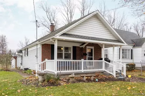 29 Randolph St, Lancaster, NY 14086