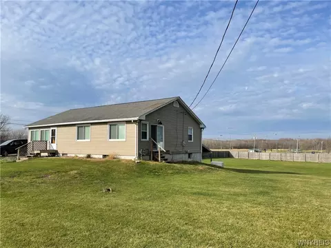 8957 Ridge Rd, Hartland, NY 14067