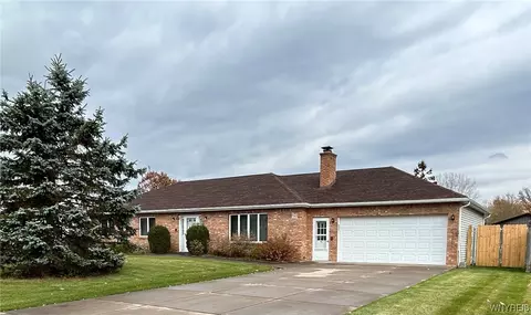 7165 Lenmart Dr, Wheatfield, NY 14120