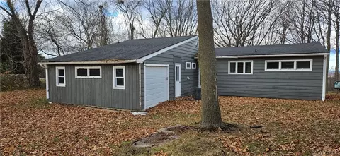 1045 Escarpment Dr, Lewiston, NY 14092