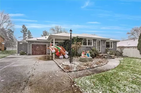 15 Rosewood Dr, West Seneca, NY 14224