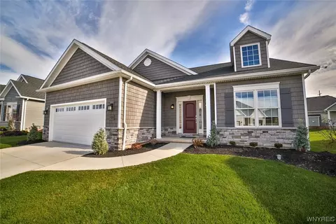 5723 Chatham Ln, Clarence, NY 14032