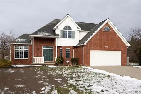 40 Falconcrest Ln, Orchard Park, NY 14127
