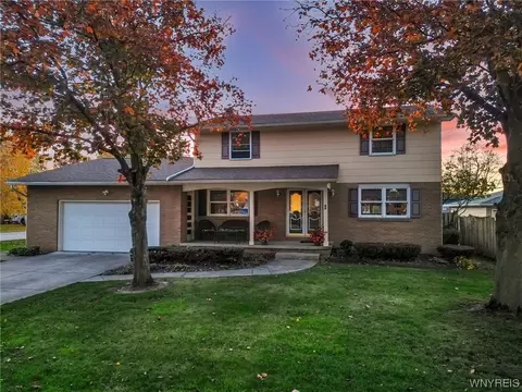 1 Matthews Dr, Lancaster, NY 14086
