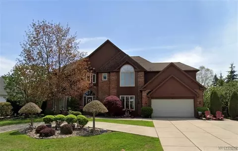 8193 Oak Leaf Ln, Buffalo, NY 14221