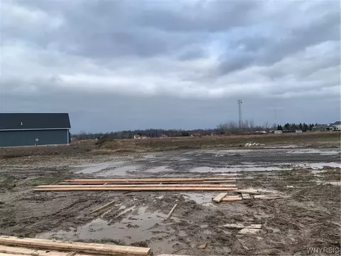 5 Hickory Ln E, Lancaster, NY 14086