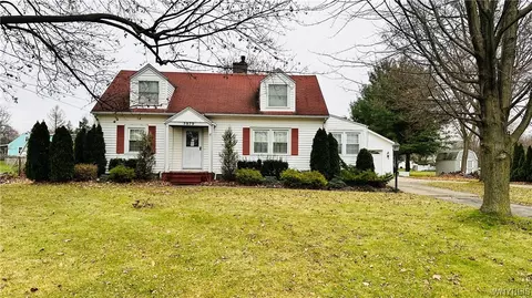 5879 Garlow Rd, Niagara Falls, NY 14304