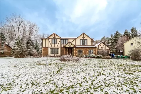 124 Chapel Woods, Amherst, NY 14221