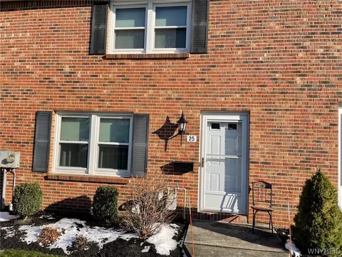 25 Wimbledon Ln, West Seneca, NY 14224
