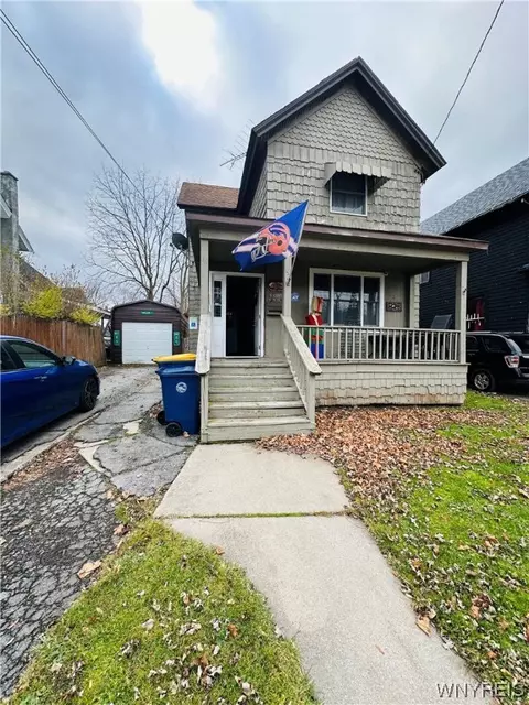 16 Vine St, Lockport, NY 14094