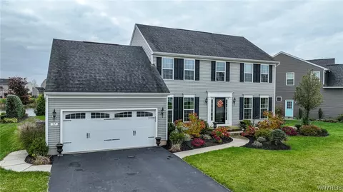 37 Middlebury Ln, Lancaster, NY 14086