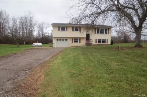 3746 Beals Rd, Ridgeway, NY 14103